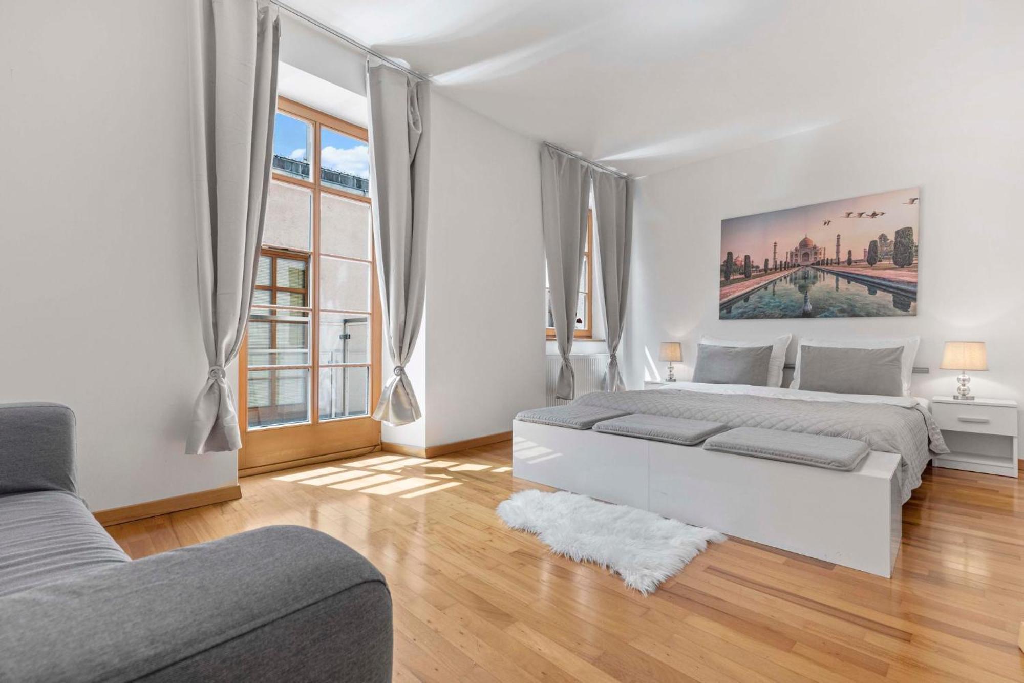 Charming Apartment In The Heart Of Bratislava Exterior foto